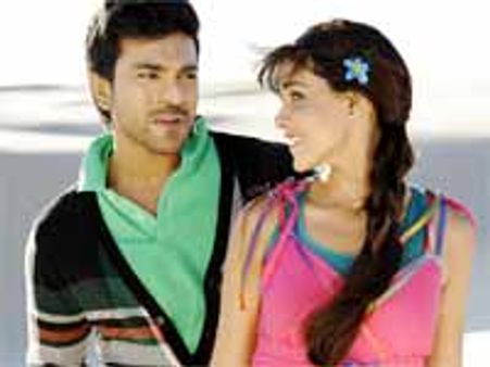 ఆరెంజ్ చిత్రం ఎలావుంటుందనేది ఫైనల్ గా ఓ క్లూ దొరికిపోయిందోచ్...