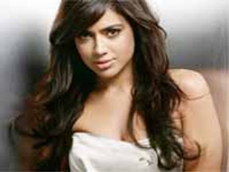 హీరోయిన్ చూపించిన అందలాకు ఫ్యాన్స్ తో కేక పెట్టిస్తోంది...