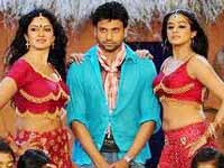 ఇద్దరు సెక్సీ హీరోయిన్స్ మద్య ఇరుకొన్న హీరో...