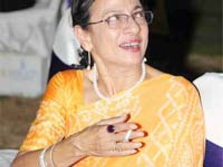 స్టేజీపై సిగెరెట్ కాల్చిన హీరోయిన్ కాజల్ తల్లి