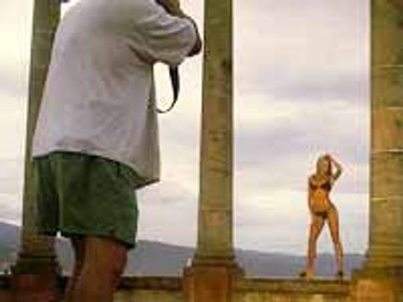 ప్రెండ్స్ కోసం హీరోయిన్ తోబికినీ సీన్స్ రిపీట్ చేయించిన డైరెక్టర్ ఎవరబ్బా..