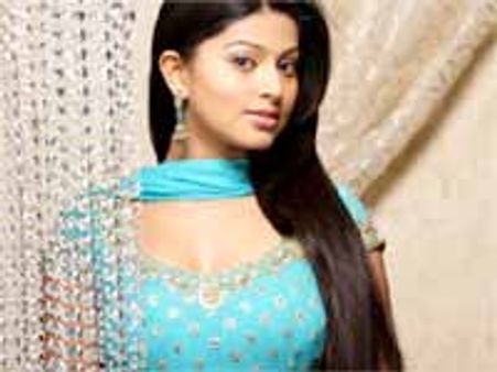 గుంపులో గోవిందా అని ఫ్యాన్ నడుముగిల్లటంతో బెంబేలెత్తిన హీరోయిన్....