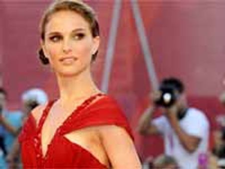 నేను ఆమె ఆసెక్స్ సీన్లలో నటించేటప్పుడు చాలా ఇబ్బందిగా ఫీల్ అయ్యాం..