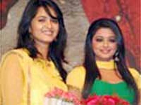 ఆమెతో తలపడేందుకు మరింత ఎక్స్ పోజింగ్ చేసింది...!?