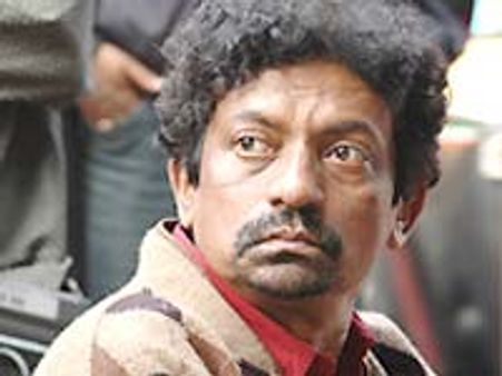 బహిరంగంగా పొగతాగుతూ పట్టుబడ్డ ప్రముఖ దర్శకుడు