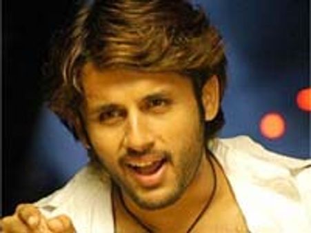 నితిన్ ని హీరోగా నిలబెట్టడానికి నిర్మాత దిల్ రాజు కంకణం