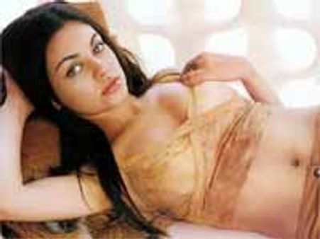 లెస్పియన్ సెక్స్ సీన్లు చూసిన తర్వాత నాన్న సగంలోనే బయటకు..