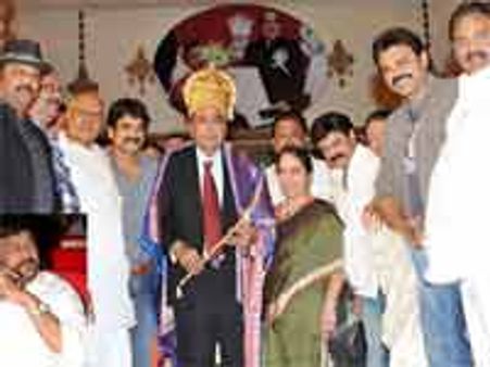 'చిరు' ని హర్ట్ చేశారు అందుకే ఫంక్షన్ కి ఢుమ్మా కొట్టాడు....