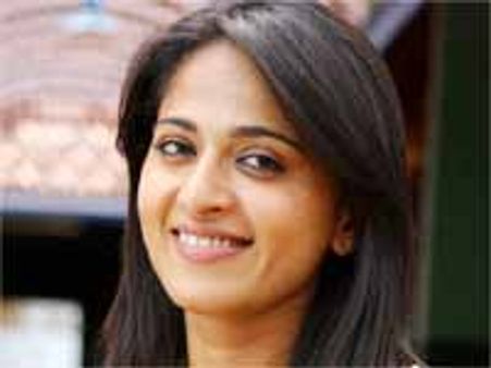 హాట్ స్టార్ అనుష్కపై కన్నేసిన సకల కళా వల్లభుడు