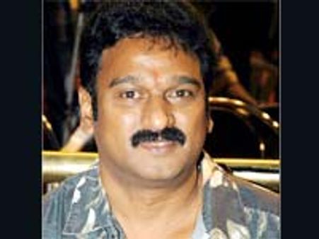 మద్యం కిక్కులో కాలేజీ ఫంక్షన్ కు కృష్ణ భగ్వాన్?