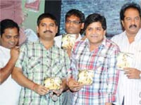 రామ్ చరణ్ పేరు చెప్పి అలీ చిత్రాన్ని అమ్ముదామని...