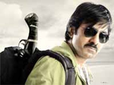 'ప్రేమ అనే పేడ, గోడకి కొడితే పిడక అవ్వుద్ది' అంటున్న రవితేజ