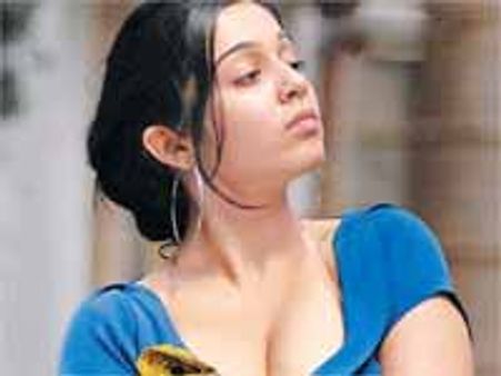 సెక్సీ భామ బెల్లీ డాన్స్ తోనే రగడ రగడ చేసేసిందట....