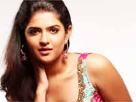 మళ్ళీ రవితేజ నే కావాలంటోన్న హాట్ బ్యూటీ...1!?