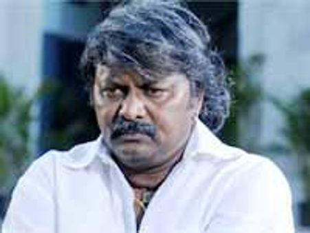 కారవ్యాన్‌ లో క్యారెక్టర్‌ భామలతో శృంగారం ఒలకబోస్తూ దోరికిపోయిన డైరెక్టర్