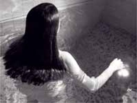 ఆమె నగ్నంగా బాత్ రూమ్ లోస్నానం చేస్తున్నవీడియో మొదటి స్దానంలో..