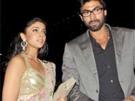 స్టార్ ప్రొడ్యూసర్ మనవడికి శ్రియకి మధ్య నిజంగా కెమిస్ట్రీ నడుస్తుందా...?!