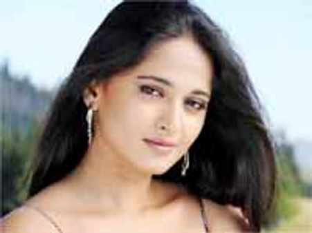 అనుష్క లేకపోతే సినిమా చెయ్యనంటున్న డైరక్టర్