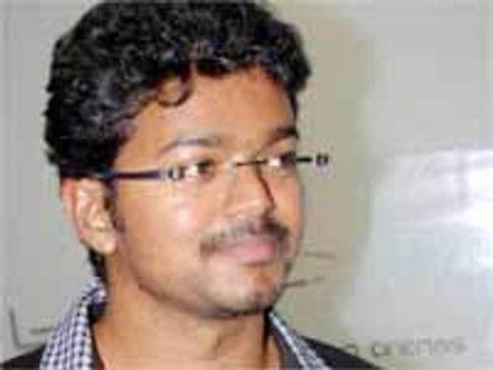 పొలిటీషియన్లే స్టార్ హీరోలని దిగతొక్కుతున్నారు...