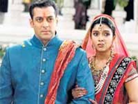 కండల వీరుడి దెబ్బకు భయపడి బాలీవుడ్ లోనటించనంటున్న ఆసిన్