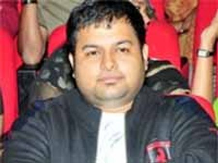 హీరోల ఫ్యాన్స్ ని ఖుషీ చేస్తే సగం పని అయినట్లే