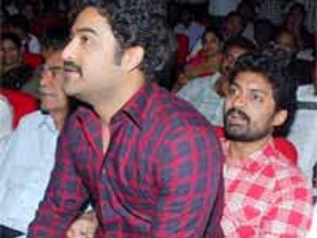 బాబాయ్ ని చూడ్డానికి రెండు కళ్లు చాల్లేదు....జూ ఎన్టీఆర్