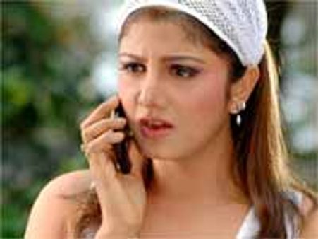 మాజీ హీరోయిన్ రంభ ఇంటిపై రాళ్ళతో దాడి