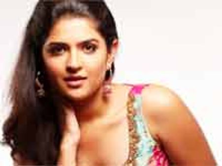 దీక్షా సేథ్ ఒక్క రాత్రి నాతో గడిపితే ఎంతకావాలంటే అంత ఇస్తానంటున్న నిర్మాత