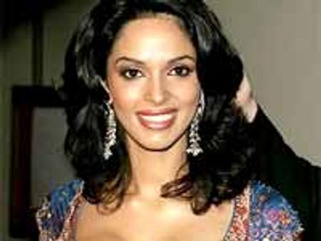 మగవాళ్ళ చూపు ఎప్పుడూ నా ఎదపైనే ఉంటుందన్న సెక్సీ హీరోయిన్..