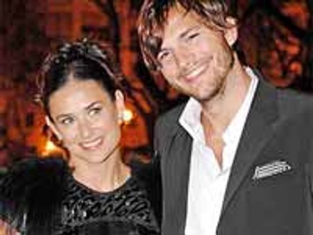 న్యూఇయర్ పార్టీని ఐస్ లాండ్ లోజరుపుకున్న హీరో, హీరోయిన్..