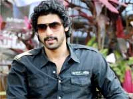 హీరోయిన్ కోసం హీరో, డైరక్టర్ ఎడతెగని పోరు