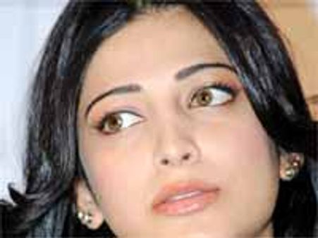 అతని కళ్ళలో తెలియని మత్తు కైపెక్కించేస్తుంది...