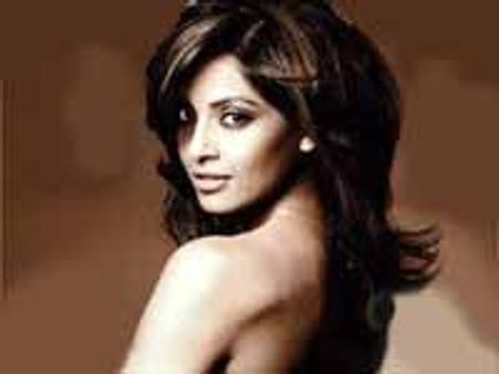 మాక్సిమ్ మ్యాగజైన్ కు టాప్ లెస్ ఫోజు ఇచ్చిన బాలీవుడ్ సెక్సీతార