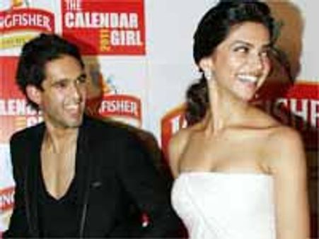 తండ్రి చూస్తుండగానే సిద్ధార్థ మాల్యాకు ముద్దు ఇచ్చిన దీపికా పదుకొణె