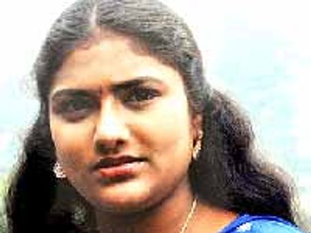 ఇంట్లో ఎవరూ లేని సమయం చూసి ఆత్మహాత్య చేసుకున్న నటి శోభన