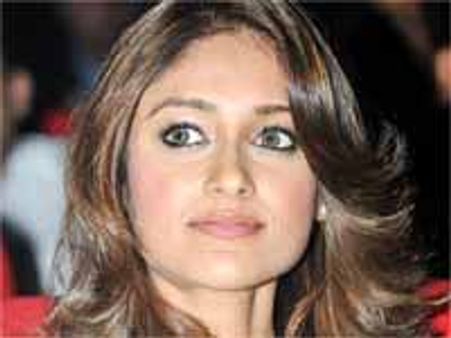 నా వయస్సు అమ్మాయిల్లా నేనూ మొదలెట్టాల్సిందే: ఇలియానా