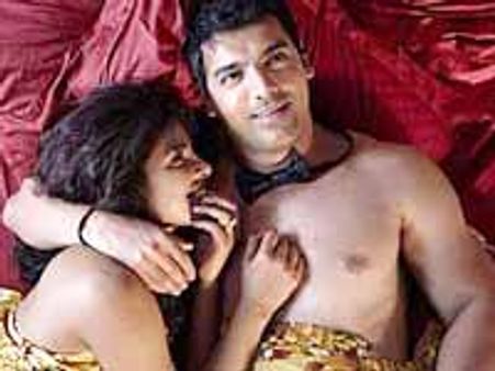 ప్రియాంక చోప్రా, జాన్ అబ్రహాం చేసిన బెడ్ సీన్లు చాలా ప్రోపెషనల్ గా