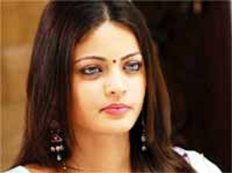 మనసంతా నువ్వే దర్శకుడు 'మాయ'లో స్నేహా ఉల్లాల్