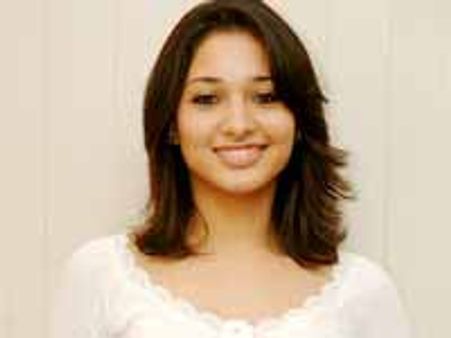 తమన్నా రైలు ఎక్కకపోతే...అతనికి ఆత్మహత్యే గతి