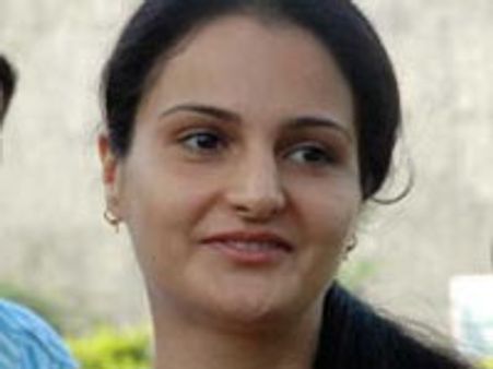 పెద్దాపురం వేశ్యగా మారిన మోనికా బేడీ