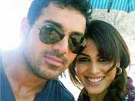 జాన్ అబ్రహాంతో శోభనం సీన్ ను రక్తి కట్టించిన జెనీలియా...