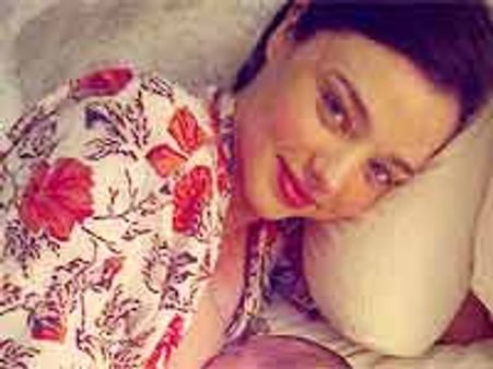 బేబికి బ్రెస్ట్ ఫీడింగ్ ఇస్తున్న ఫోటోలను విడుదల చేసిన హీరోయిన్