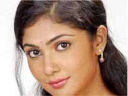 గూఢచారి రామాచారికి కమిలినీ ముఖర్జీకి లింకేంటి?