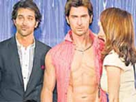 లండన్‌ లోని టుస్సాడ్స్ మ్యూజియంలో మెరిసిన స్టార్ హీరో