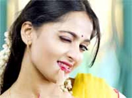 అప్పడప్పుడూ వాటినీ చూస్తూండండి...అనుష్క