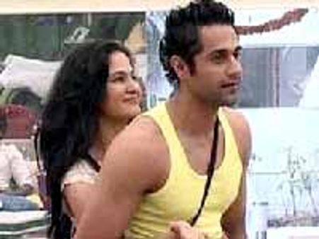 కారులోనే విచ్చలవిడి శృంగారం చేసినటువంటి పాకిస్తాన్ సుందరి