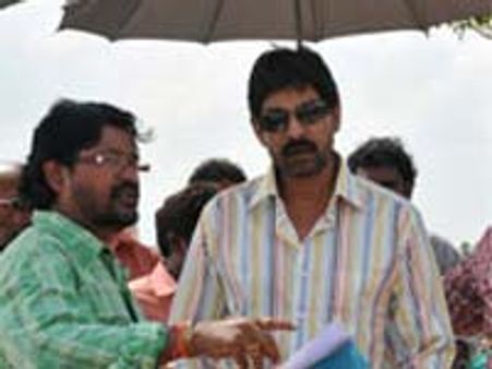 మీడియా ముందు కన్నీరు పెట్టిన జై బోలో తెలంగాణ దర్శకుడు శంకర్