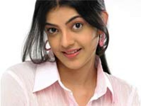 రామ్ చరణ్ ని కాదంది ..పవన్ కళ్యాణ్ ని ఓకే చేసింది