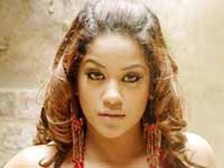 విలన్ గా మారిపోతున్న ఐటం గర్ల్ ముమైత్ ఖాన్