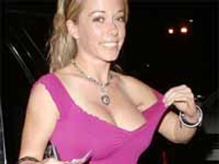 లెస్బియన్ సెక్స్ టేప్‌ని మార్కెట్ లోకి విడుదల చేసిన మ్యాగజైన్ మోడల్